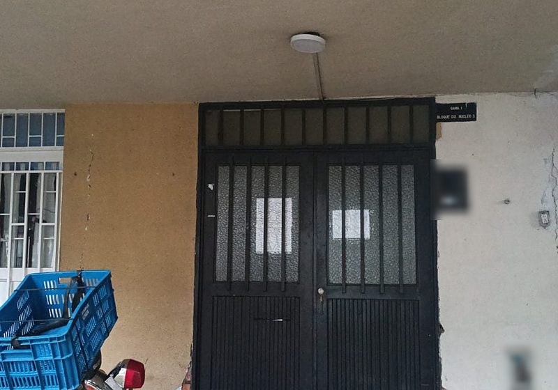 Acceso del edificio C12 de Gama 1 en Pereira, con fisuras en los muros junto a la puerta tras el sismo de 2026