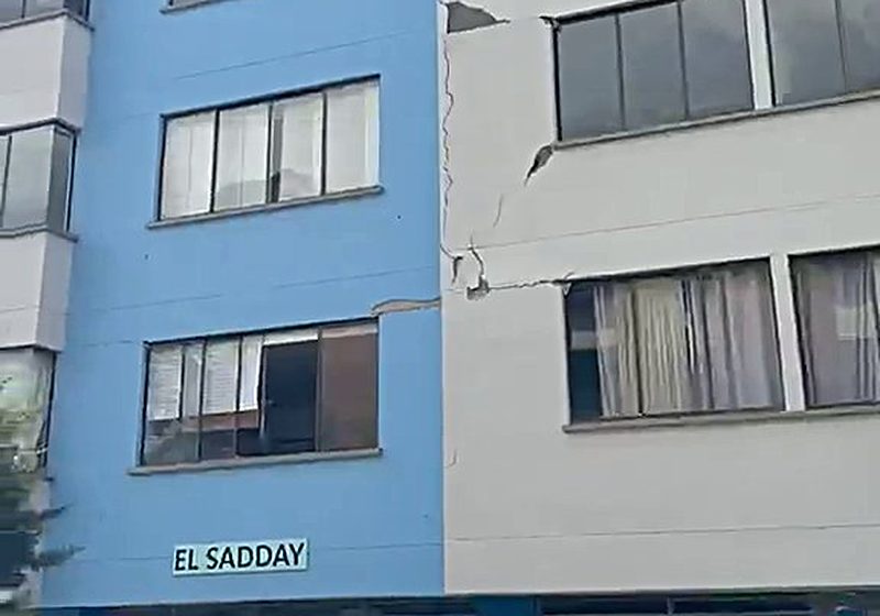Fachada del Edificio El Sadday en Armenia con grieta vertical y fisuras en la línea de placa tras el sismo