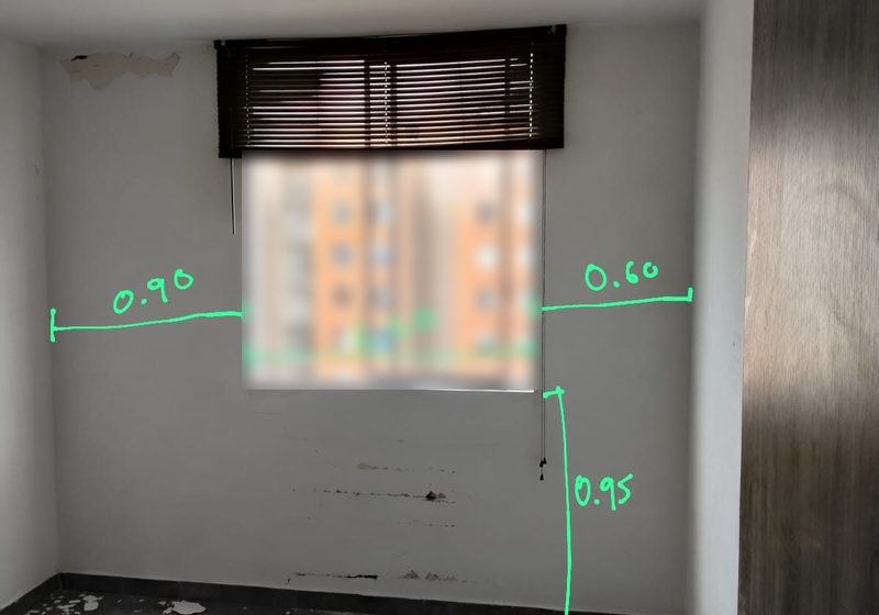 Habitación de un apartamento en el piso 9 de una torre en Cali, con las fisuras del antepecho medidas bajo la ventana