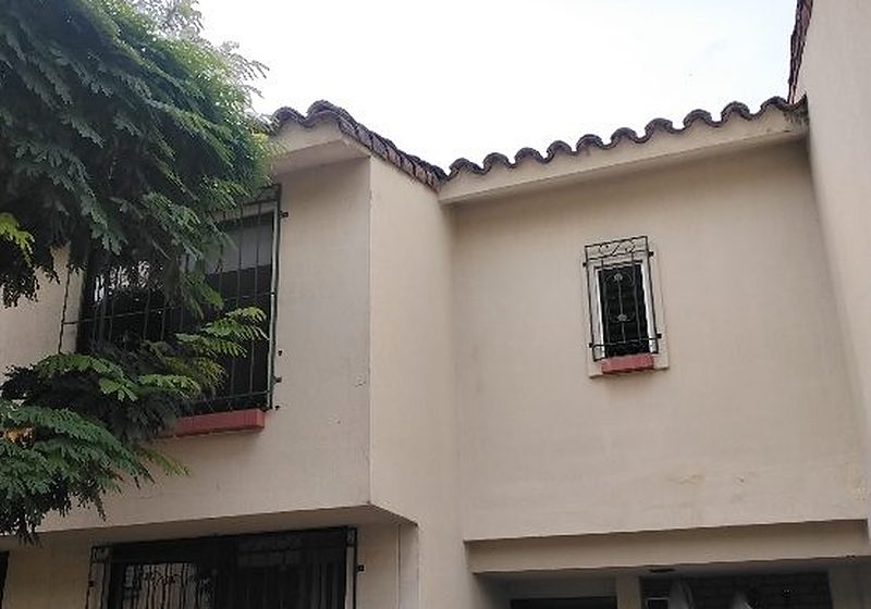 Fachada de una casa de dos pisos del conjunto El Bosque de las Quintas en Cali, evaluada tras el sismo de 2026