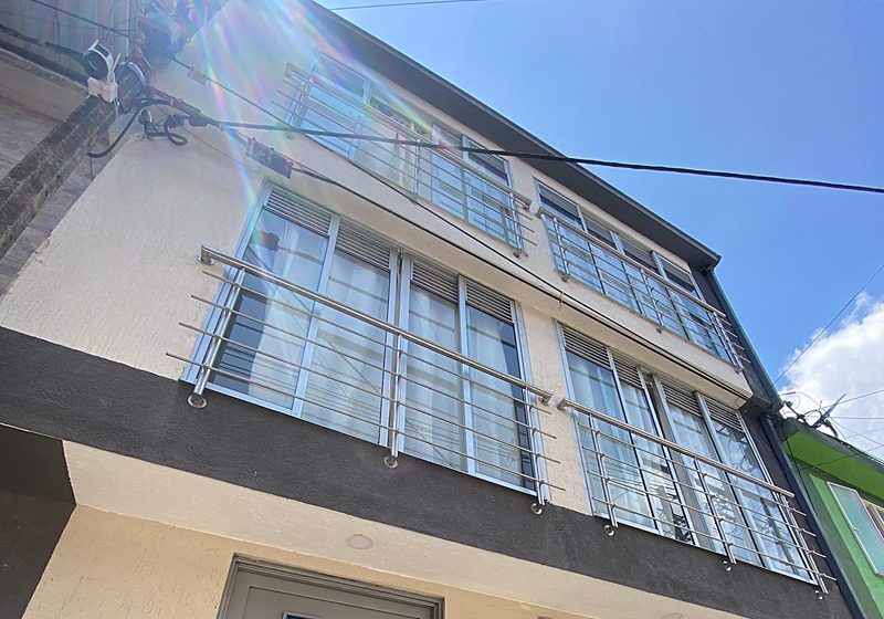 Fachada de una casa de tres niveles en el barrio El Pedregal de Ibagué, evaluada tras el sismo de 2026