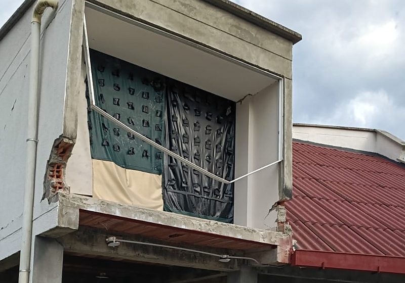 Fachada de casa de dos pisos en Dosquebradas con esquinas del balcón fracturadas y ladrillo expuesto tras el sismo