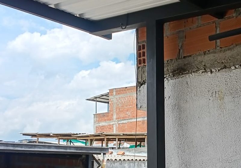 Terraza con cubierta metálica de una casa de dos pisos en el barrio Perla del Sur, Dosquebradas