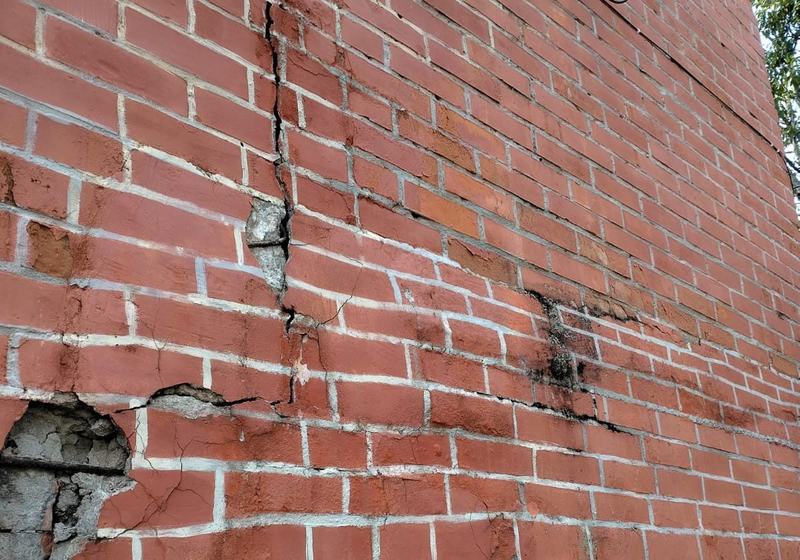 Muro de ladrillo a la vista con grieta continua y piezas desplazadas en la unión de una casa con su ampliación, en Cali, tras el sismo de 2026