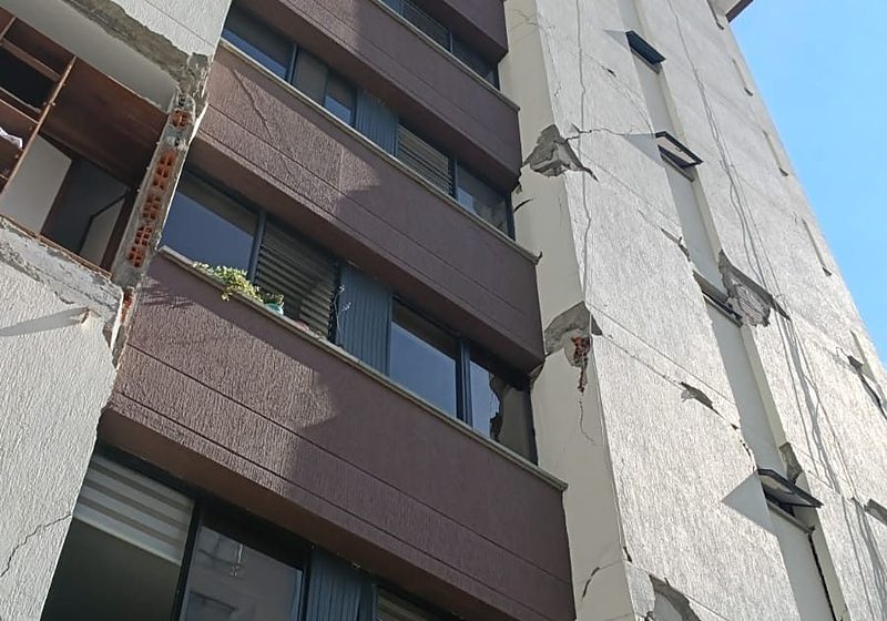 Fachada posterior del Edificio Capri en Pereira con muros agrietados y revoque desprendido tras el sismo de 2026