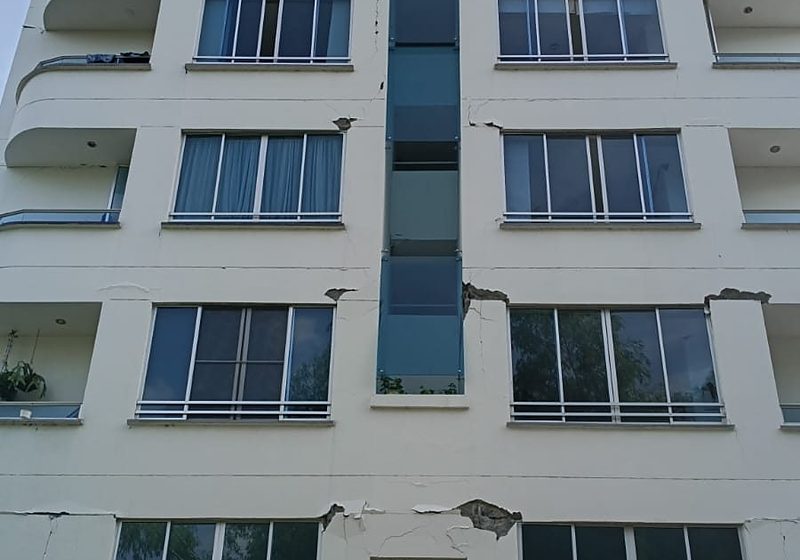 Fachada del Edificio Covarrubias del Pinar en Pereira con desprendimientos en las líneas de entrepiso
