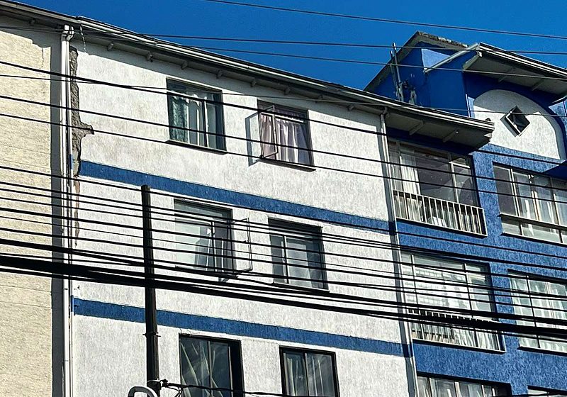 Fachada de edificio residencial de cinco niveles en el barrio Galán de Armenia con daño en la junta tras el sismo