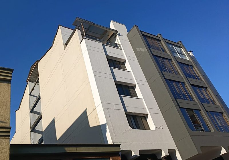 Fachada lateral del Edificio El Coral en Pereira, evaluado tras el sismo de 2026
