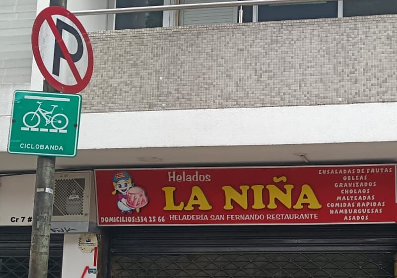 Fachada del edificio Helados La Niña en Pereira: locales y balcón del segundo piso, evaluado tras el sismo de 2026