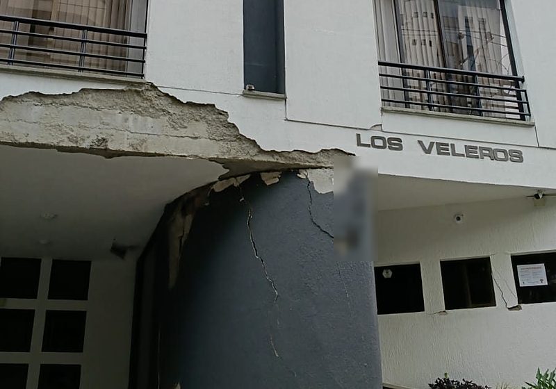 Acceso del Edificio Los Veleros en Pereira con muro curvo y viga de fachada aplastados por el sismo