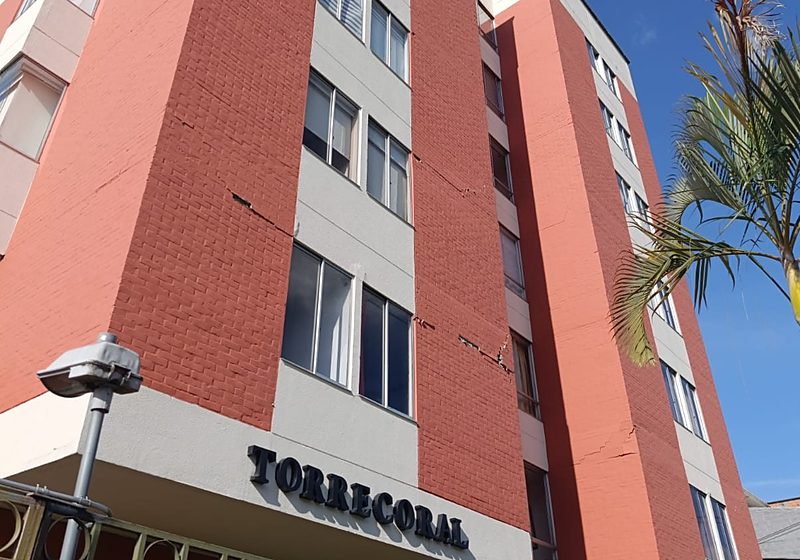 Fachada del Edificio Torre Coral en Pereira con fisuras en los muros de ladrillo tras el sismo de 2026