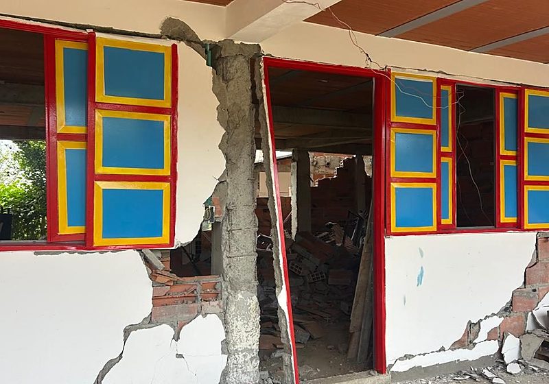 Frente de la vivienda de la Finca La Holanda en Filandia con muros caídos y columna expuesta tras el sismo de 2026