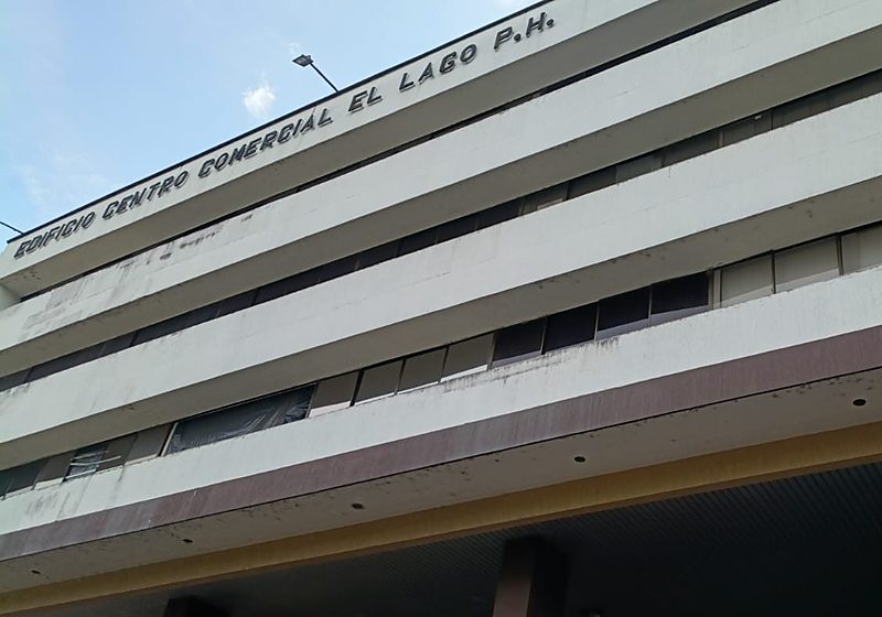 Fachada del Centro Comercial El Lago en Pereira, donde se evaluaron dos locales tras el sismo de 2026