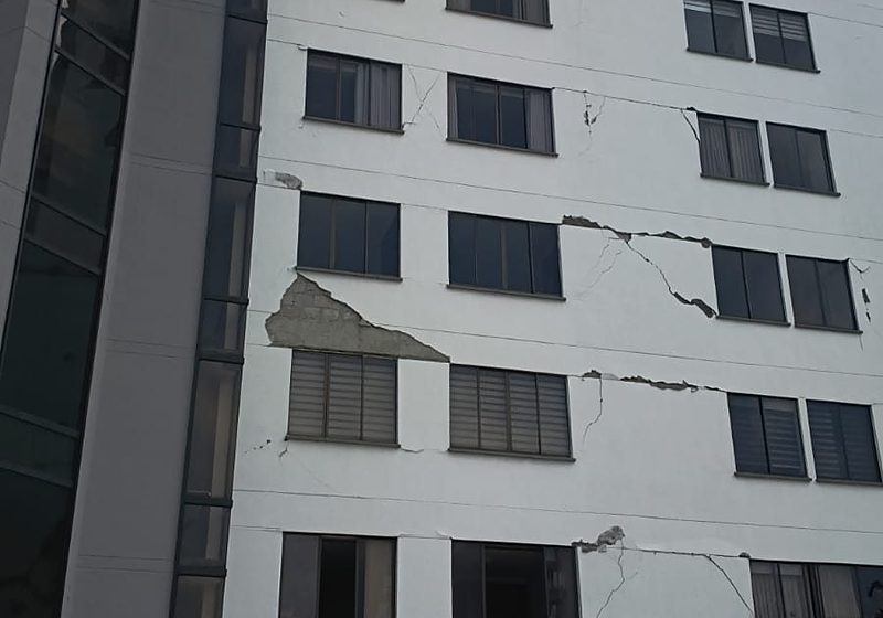 Fachada de la Torre A de la Unidad Residencial Laguitos en Pereira con grietas y revoque caído tras el sismo