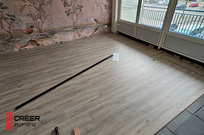 Instalación de piso laminado en proyecto residencial